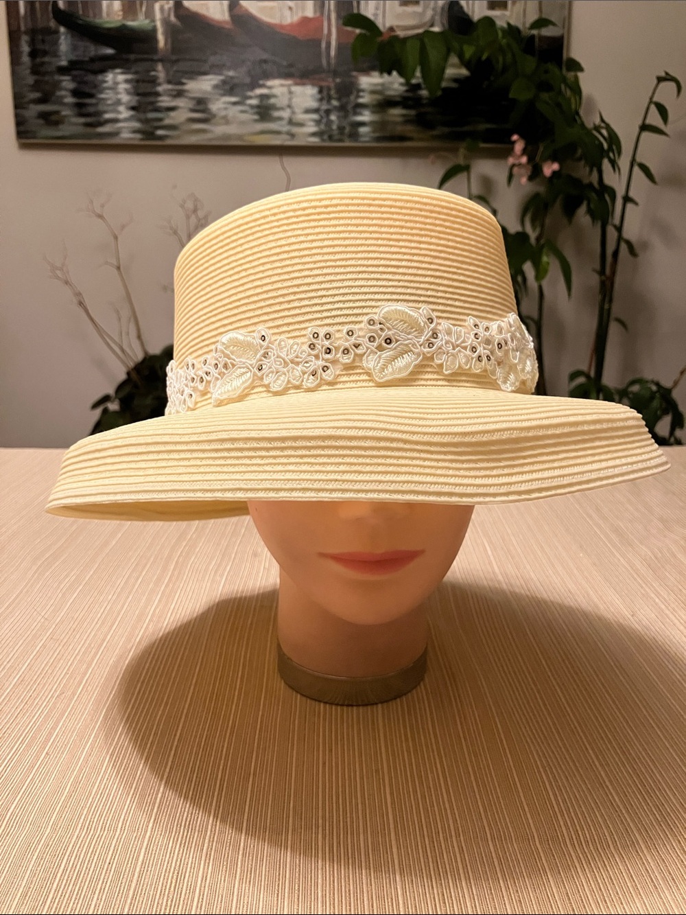 Chic Cream Lace-Trim Straw Hat